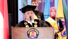 Rektor Universitas Madura, Dr. Drs. EC. H. Gazali, M.M., saat menyampaikan pidato pada Wisuda ke-37 di Ballroom Hotel Odaita, Pamekasan. (KLIKMADURA)