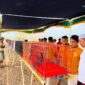 Kepala Desa Gingging, Habi, (kaus putih) melihat salah satu merpati MGG peserta mini kontes. (KLIKMADURA)