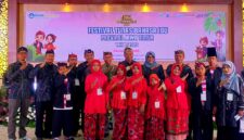 Kepala Disdikbud Pamekasan Basri Yulianto foto bersama Peserta FTBI tingkat Provinsi Jawa Timur jenjang SD usai penerimaan penghargaan, pada Rabu (21/10/2026 di Balai Besar Bahasa Jawa Timur. (ISTIMEWA)