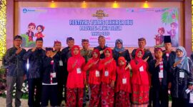 Kepala Disdikbud Pamekasan Basri Yulianto foto bersama Peserta FTBI tingkat Provinsi Jawa Timur jenjang SD usai penerimaan penghargaan, pada Rabu (21/10/2026 di Balai Besar Bahasa Jawa Timur. (ISTIMEWA)