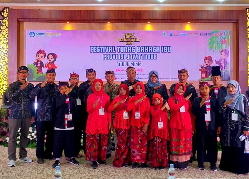 Kepala Disdikbud Pamekasan Basri Yulianto foto bersama Peserta FTBI tingkat Provinsi Jawa Timur jenjang SD usai penerimaan penghargaan, pada Rabu (21/10/2026 di Balai Besar Bahasa Jawa Timur. (ISTIMEWA)