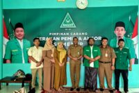 Pengurus PC GP Ansor Sumenep foto bersama perwakilan BLK. (KLIKMADURA)