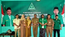 Pengurus PC GP Ansor Sumenep foto bersama perwakilan BLK. (KLIKMADURA)