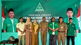 Pengurus PC GP Ansor Sumenep foto bersama perwakilan BLK. (KLIKMADURA)
