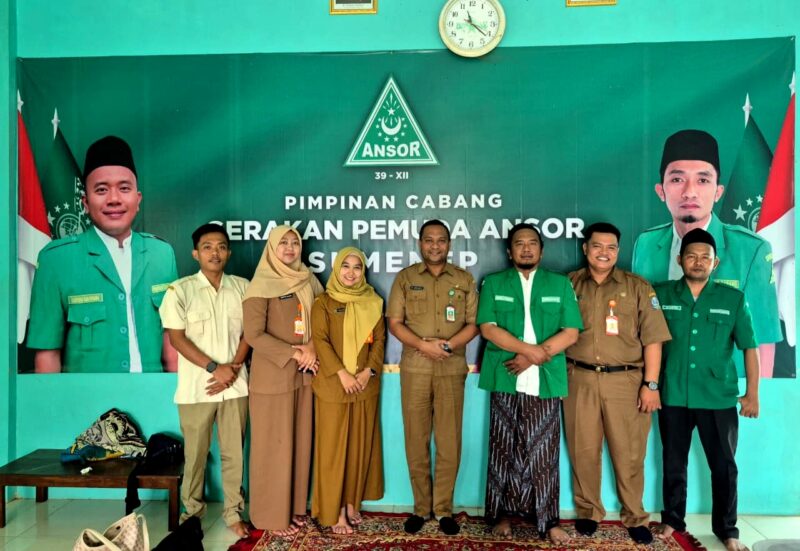 Pengurus PC GP Ansor Sumenep foto bersama perwakilan BLK. (KLIKMADURA)