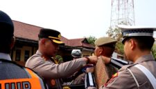 Kapolres Sampang AKBP Anang Hardiyanto memasangkan pin kepada personel Satpol PP sebagai tanda dimulainya operasi patuh semeru 2026. (KLIKMADURA)