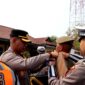 Kapolres Sampang AKBP Anang Hardiyanto memasangkan pin kepada personel Satpol PP sebagai tanda dimulainya operasi patuh semeru 2026. (KLIKMADURA)