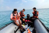 Tim SAR BPBD Sampang saat melakukan pencarian pria yang hilang saat memancing di perairan Ketapang. (KLIKMADURA)