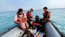 Tim SAR BPBD Sampang saat melakukan pencarian pria yang hilang saat memancing di perairan Ketapang. (KLIKMADURA)