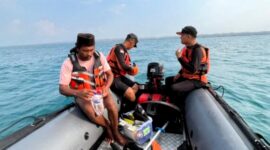 Tim SAR BPBD Sampang saat melakukan pencarian pria yang hilang saat memancing di perairan Ketapang. (KLIKMADURA)