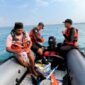 Tim SAR BPBD Sampang saat melakukan pencarian pria yang hilang saat memancing di perairan Ketapang. (KLIKMADURA)