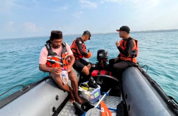 Tim SAR BPBD Sampang saat melakukan pencarian pria yang hilang saat memancing di perairan Ketapang. (KLIKMADURA)