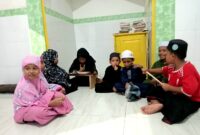 Sejumlah santri terlihat riang gembira di sela-sela mengaji di Musalla Assyarif, Desa / Pulau Saobi, Kecamatan Kangayan, Kabupaten Sumenep. (PRENGKI WIRANANDA)