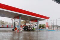 Sejumlah pengendara berada di salah satu SPBU di Kabupaten Sampang. (ALI MUCHTAR / KLIKMADURA)