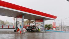 Sejumlah pengendara berada di salah satu SPBU di Kabupaten Sampang. (ALI MUCHTAR / KLIKMADURA)