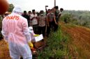 Tim Inafis saat mengevakuasi jenazah MrX yang ditemukan di ladang pertanian Desa Plakpak, Kecamatan Pegantenan, Kabupaten Pamekasan. (HUMAS POLRES PAMEKASAN FOR KLIKMADURA)