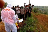 Tim Inafis saat mengevakuasi jenazah MrX yang ditemukan di ladang pertanian Desa Plakpak, Kecamatan Pegantenan, Kabupaten Pamekasan. (HUMAS POLRES PAMEKASAN FOR KLIKMADURA)