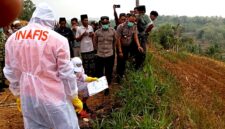 Tim Inafis saat mengevakuasi jenazah MrX yang ditemukan di ladang pertanian Desa Plakpak, Kecamatan Pegantenan, Kabupaten Pamekasan. (HUMAS POLRES PAMEKASAN FOR KLIKMADURA)