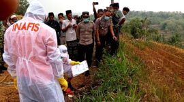 Tim Inafis saat mengevakuasi jenazah MrX yang ditemukan di ladang pertanian Desa Plakpak, Kecamatan Pegantenan, Kabupaten Pamekasan. (HUMAS POLRES PAMEKASAN FOR KLIKMADURA)