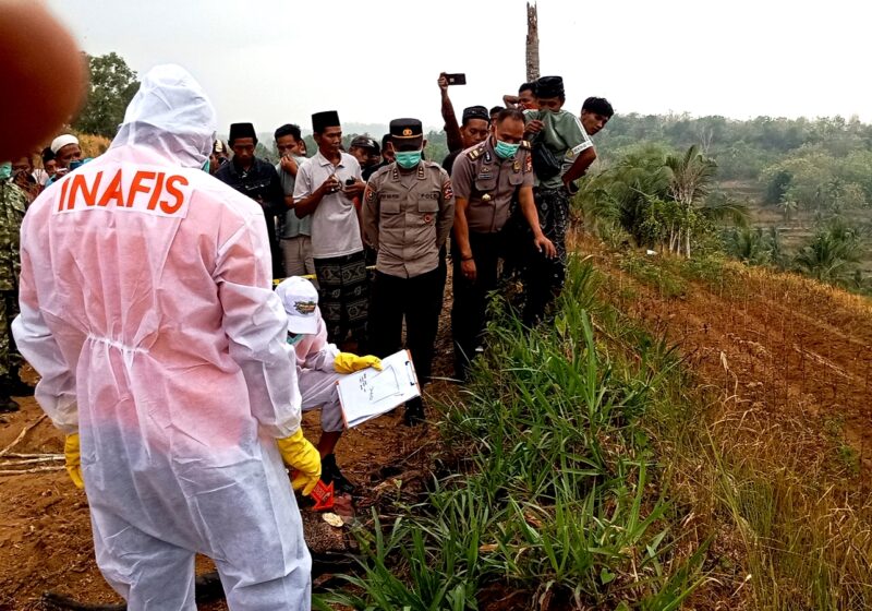 Tim Inafis saat mengevakuasi jenazah MrX yang ditemukan di ladang pertanian Desa Plakpak, Kecamatan Pegantenan, Kabupaten Pamekasan. (HUMAS POLRES PAMEKASAN FOR KLIKMADURA)