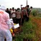Tim Inafis saat mengevakuasi jenazah MrX yang ditemukan di ladang pertanian Desa Plakpak, Kecamatan Pegantenan, Kabupaten Pamekasan. (HUMAS POLRES PAMEKASAN FOR KLIKMADURA)
