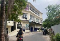 Warga berada di sekitar SDIT Al-Uswah Pamekasan. (LAILIYATUN NURIYAH / KLIKMADURA)