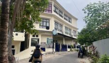 Warga berada di sekitar SDIT Al-Uswah Pamekasan. (LAILIYATUN NURIYAH / KLIKMADURA)