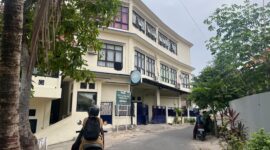 Warga berada di sekitar SDIT Al-Uswah Pamekasan. (LAILIYATUN NURIYAH / KLIKMADURA)