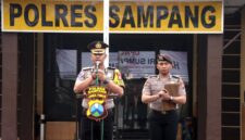 Kapolres Sampang AKBP Anang Hardiyanto saat memimpin apel Hari Sumpah Pemuda 2026. (KLIKMADURA)