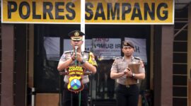 Kapolres Sampang AKBP Anang Hardiyanto saat memimpin apel Hari Sumpah Pemuda 2026. (KLIKMADURA)