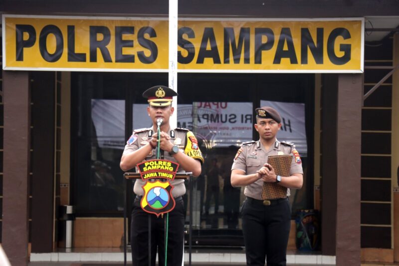 Kapolres Sampang AKBP Anang Hardiyanto saat memimpin apel Hari Sumpah Pemuda 2026. (KLIKMADURA)