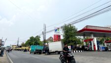 Kendaraan antre solar di SPBU Blumbungan, Rabu (28/10/2026). (LAILIYATUN NURIYAH/KLIK MADURA).
