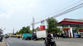 Kendaraan antre solar di SPBU Blumbungan, Rabu (28/10/2026). (LAILIYATUN NURIYAH/KLIK MADURA).