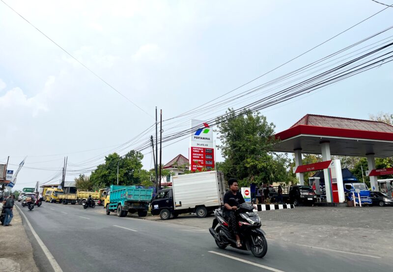 Kendaraan antre solar di SPBU Blumbungan, Rabu (28/10/2026). (LAILIYATUN NURIYAH/KLIK MADURA).