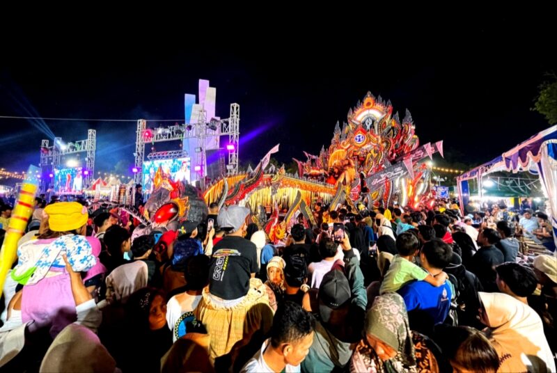 Ribuan warga dari berbagai daerah memadati Arek Lancor Pamekasan mengikuti kegiatan sarasehan budaya. (KLIKMADURA)