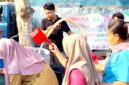 Founder Madura Institute, Muhari saat menyaluarkan air bersih kepada warga. (KLIKMADURA)
