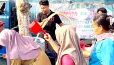Founder Madura Institute, Muhari saat menyaluarkan air bersih kepada warga. (KLIKMADURA)