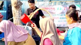Founder Madura Institute, Muhari saat menyaluarkan air bersih kepada warga. (KLIKMADURA)
