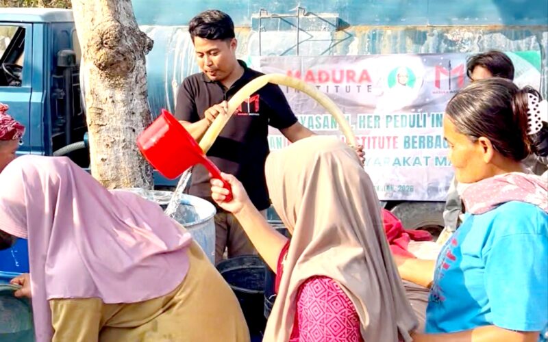 Founder Madura Institute, Muhari saat menyaluarkan air bersih kepada warga. (KLIKMADURA)