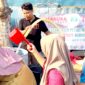 Founder Madura Institute, Muhari saat menyaluarkan air bersih kepada warga. (KLIKMADURA)