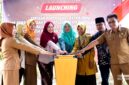 Tokoh Perempuan Bangkalan, Zaenab Zuraidah bersama para tokoh meluncurkan program Sekolah Perempuan 