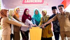 Tokoh Perempuan Bangkalan, Zaenab Zuraidah bersama para tokoh meluncurkan program Sekolah Perempuan 