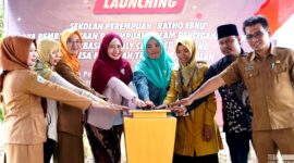 Tokoh Perempuan Bangkalan, Zaenab Zuraidah bersama para tokoh meluncurkan program Sekolah Perempuan 