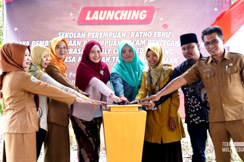 Tokoh Perempuan Bangkalan, Zaenab Zuraidah bersama para tokoh meluncurkan program Sekolah Perempuan