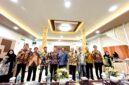 Kepala Dinkes Pamekasan, dr. Saifudin foto bersama para tamu undangan dan peserta Forum Konsultasi Publik (FKP) berkaitan dengan SLHS di Hotel Berlian, Pamekasan. (KLIKMADURA)