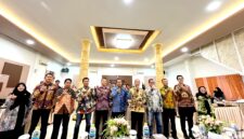 Kepala Dinkes Pamekasan, dr. Saifudin foto bersama para tamu undangan dan peserta Forum Konsultasi Publik (FKP) berkaitan dengan SLHS di Hotel Berlian, Pamekasan. (KLIKMADURA)