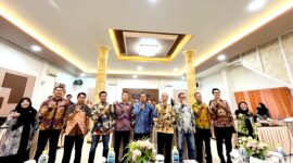 Kepala Dinkes Pamekasan, dr. Saifudin foto bersama para tamu undangan dan peserta Forum Konsultasi Publik (FKP) berkaitan dengan SLHS di Hotel Berlian, Pamekasan. (KLIKMADURA)