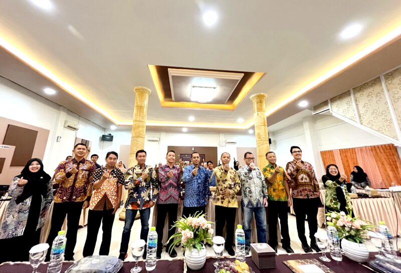 Kepala Dinkes Pamekasan, dr. Saifudin foto bersama para tamu undangan dan peserta Forum Konsultasi Publik (FKP) berkaitan dengan SLHS di Hotel Berlian, Pamekasan. (KLIKMADURA)