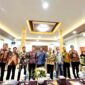 Kepala Dinkes Pamekasan, dr. Saifudin foto bersama para tamu undangan dan peserta Forum Konsultasi Publik (FKP) berkaitan dengan SLHS di Hotel Berlian, Pamekasan. (KLIKMADURA)