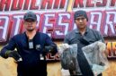Personel Satresnarkoba Polresta Sumenep menunjukkan barang bukti sabu yang disita dari tersangka kasus narkoba. (KLIKMADURA)